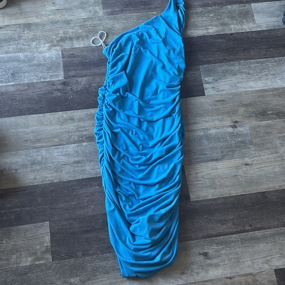 Lulus Total Appeal  Ruched One-Shoulder Bodycon Midi Dress Medium - Picture 2 of 3